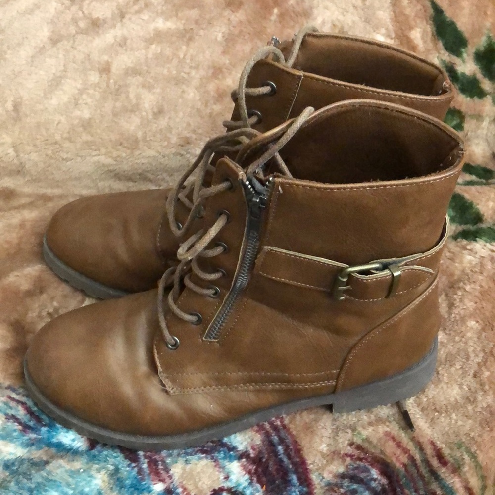 Laced boots